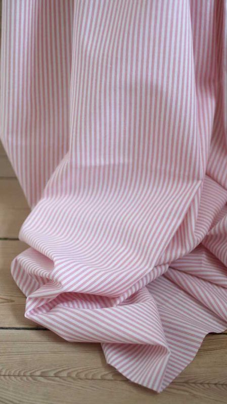 Smalrandigt rosa och vita tyger hos Broarne | randigt tyg online