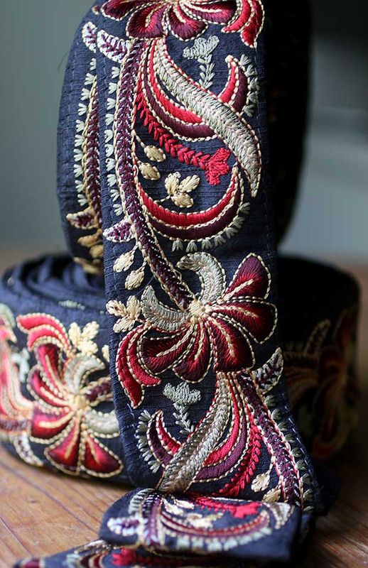 Svart sidenband med broderi folklore-stil