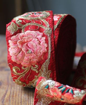 Dekorband - rött råsidenband med rosa rosor