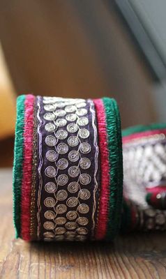 Lila sidenband med silverspiraler - 7,5 cm
