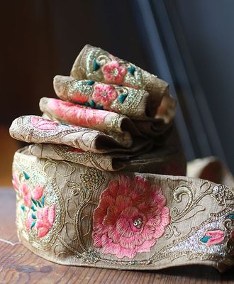 Dekorband - Sidenband i beige med rosa rosor
