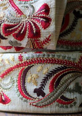 Offwhite sidenband med broderi folklore-stil
