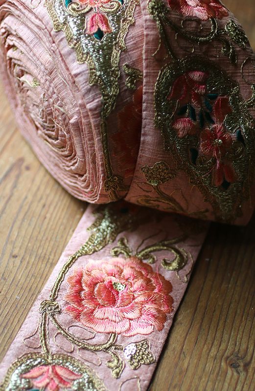 Dekorband - rosa råsidenband med rosa rosor