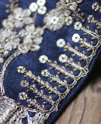 Sidenband i mörkblått med broderade blomkorgar