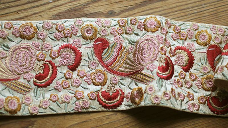 Sidenband med broderade fåglar