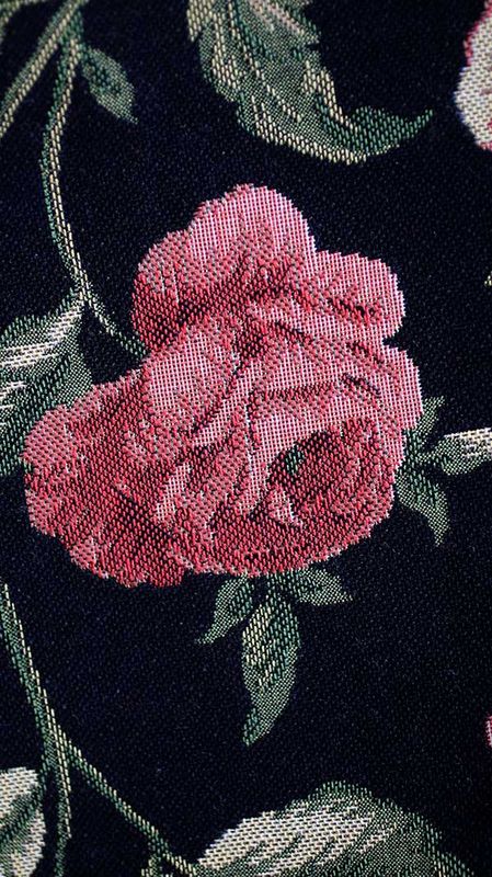 Möbeltyg med rosor - Rosita 4 black