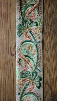 Offwhite sidenband med broderi folklore - grön