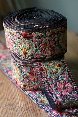 Sidenband med blommor 6,5 cm - svart