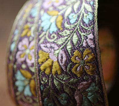 Dekorband 3 cm lila med blommor