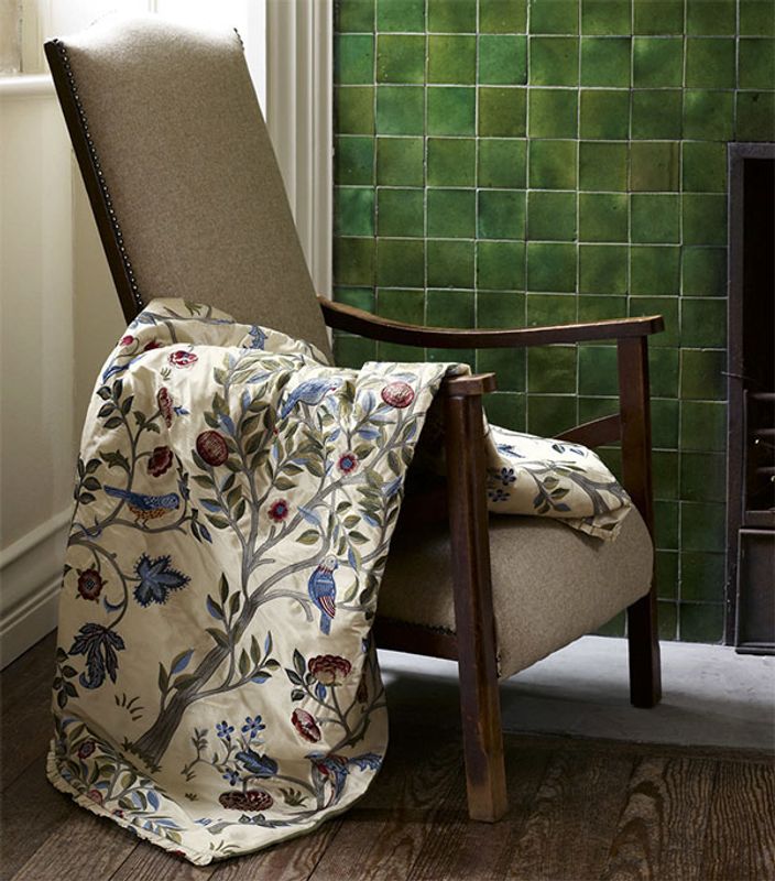 Broderat gardintyg - William Morris Kelmscott tree woad/rose