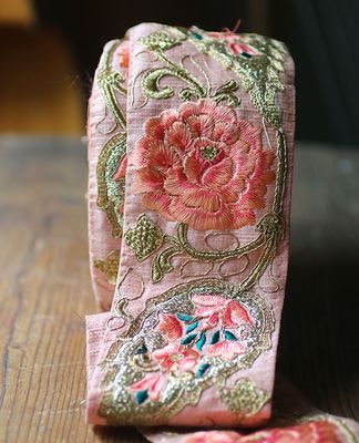 Dekorband - rosa råsidenband med rosa rosor