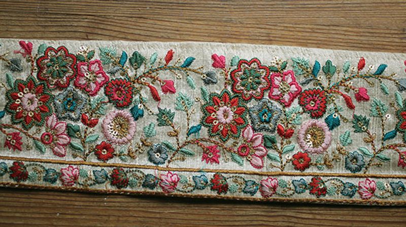 Sidenband med röda blommor 9 cm - offwhite