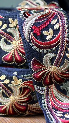 Svart sidenband med broderi folklore-stil