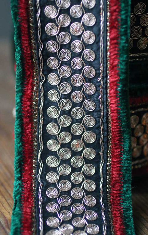 Svart sidenband med silverspiraler - 7,5 cm