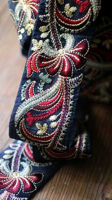 Svart sidenband med broderi folklore-stil
