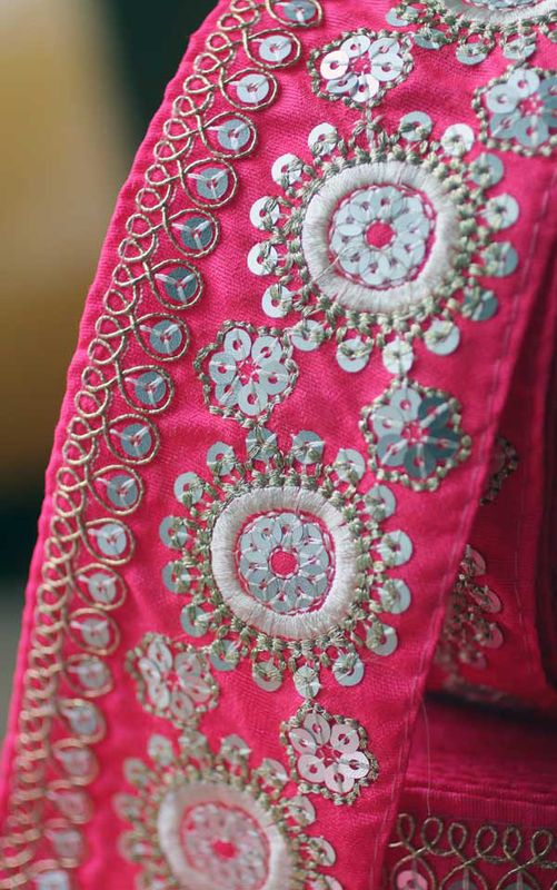 Rosa sidenband med silverbroderi 6,5cm