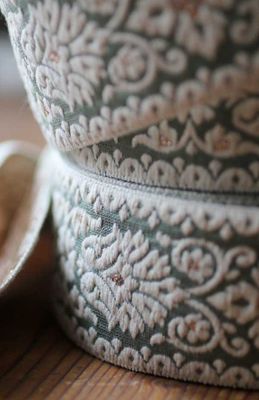 Ljusgrönt dekorband med vita mönster - 4,5 cm