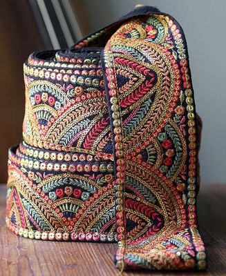 Svart sidenband med fjäder-broderi