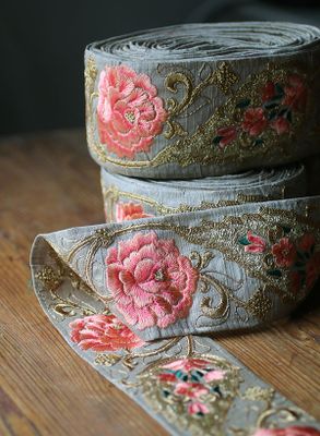 Dekorband - Sidenband i ljusgrått med rosa rosor