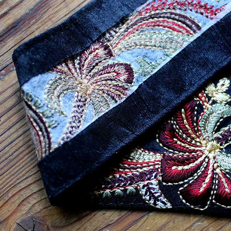 Svart sidenband med broderi folklore-stil