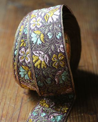 Dekorband 3 cm lila med blommor