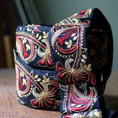 Svart sidenband med broderi folklore-stil