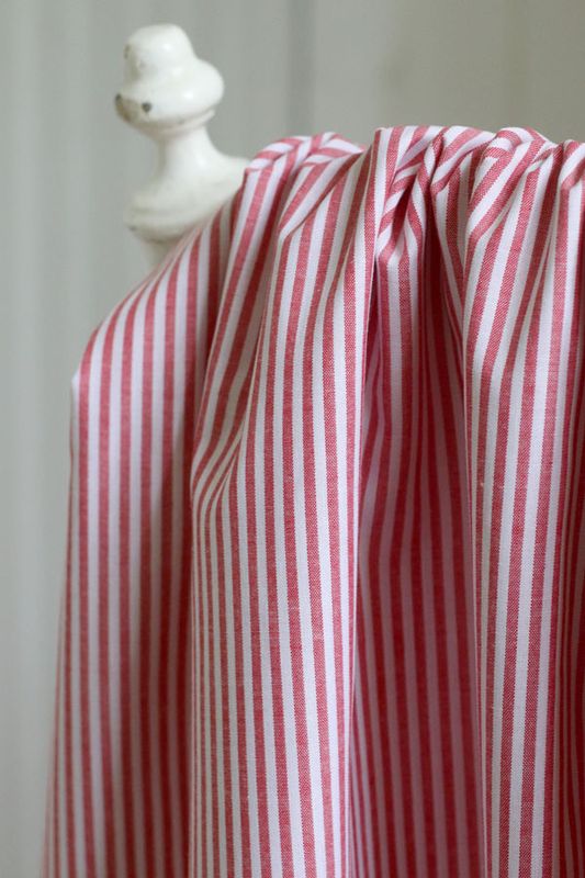 Köp smalrandiga rödvita tyger hos Broarne.se | Tyg online