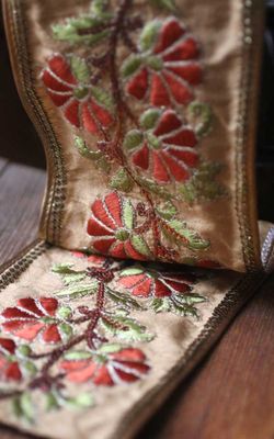 Ockra-gult sidenband med bruna blommor 11,5cm