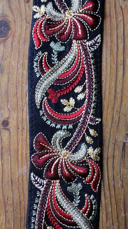 Svart sidenband med broderi folklore-stil