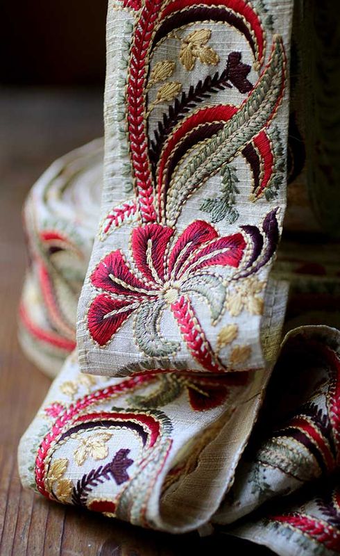 Offwhite sidenband med broderi folklore-stil