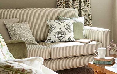 Randigt möbeltyg i grönt - Sanderson Melford stripe sage