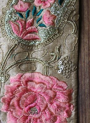 Dekorband - Sidenband i beige med rosa rosor