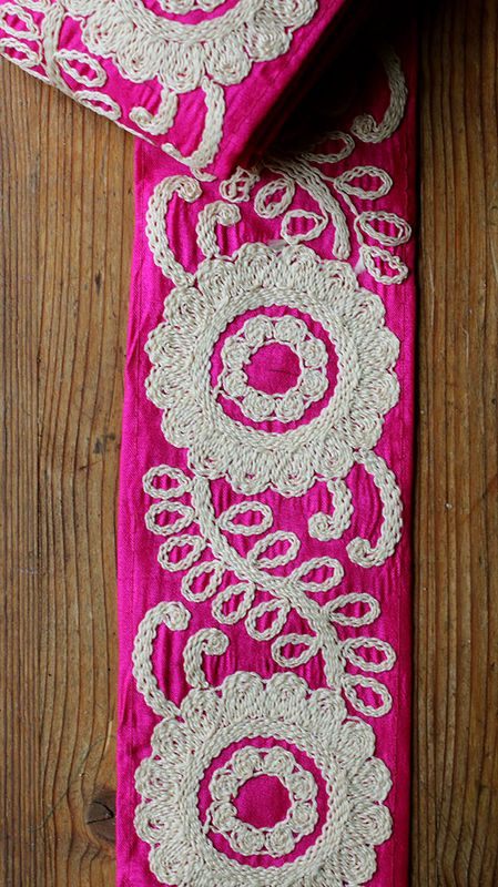 Sidenband rosa med offwhite broderi