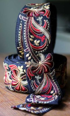 Svart sidenband med broderi folklore-stil