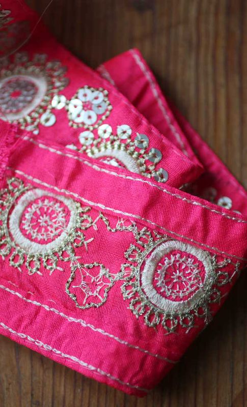 Rosa sidenband med silverbroderi 6,5cm