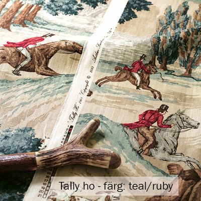 Möbeltyg i lin - jaktmotiv - Tally ho - teal/ruby