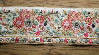 Sidenband med rosa blommor 9 cm - offwhite