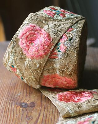 Dekorband - Sidenband i beige med rosa rosor
