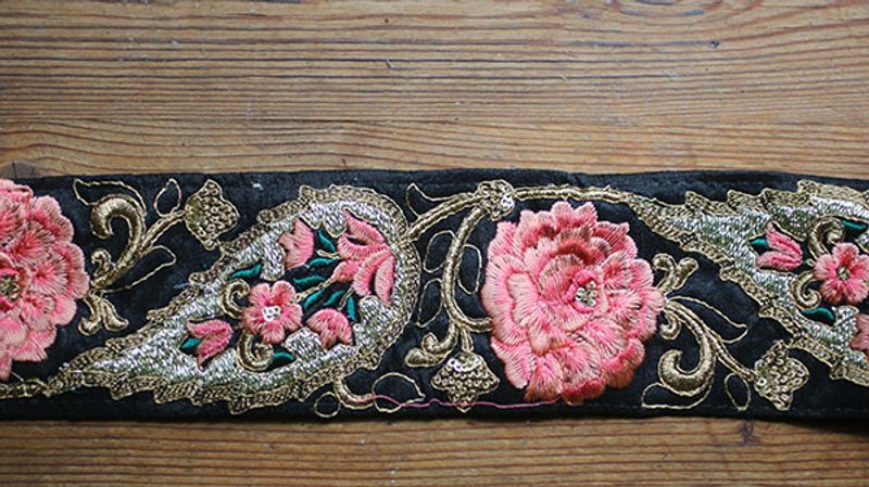 Dekorband - Sidenband i svart med rosa rosor