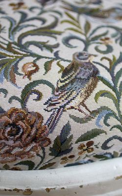 Möbeltyg - ljus jacquard med fåglar - Lövsångare
