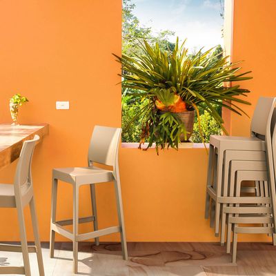 Maya Bar 75 - En stapelbar barstol med karaktär