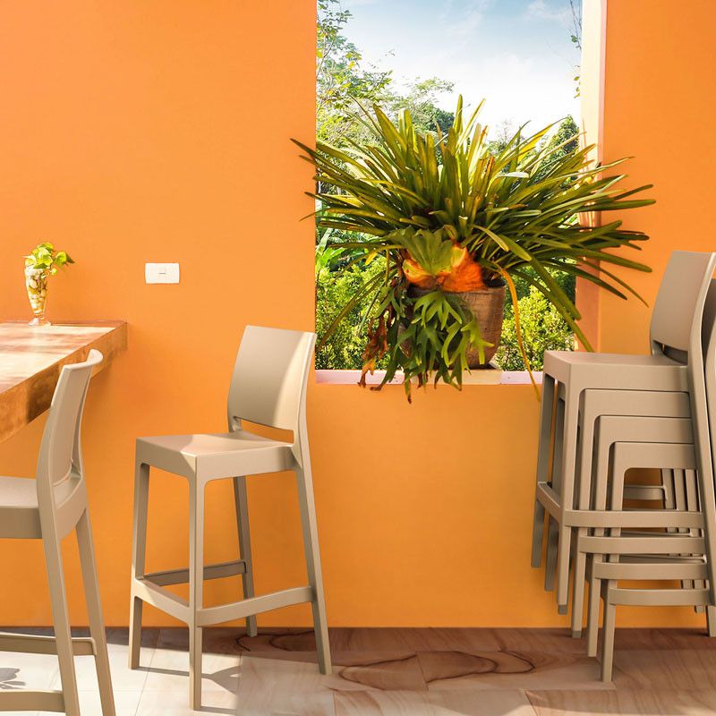 Maya Bar 75 - En stapelbar barstol med karaktär