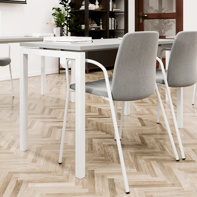 Tygklädd stapelbar stol med armstöd - Choice