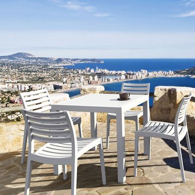 Ares - En tålig stapelbar stol för inom- och utomhusbruk