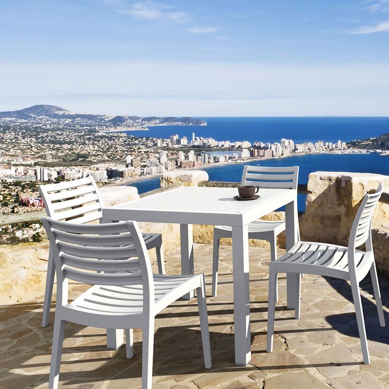 Ares - En tålig stapelbar stol för inom- och utomhusbruk