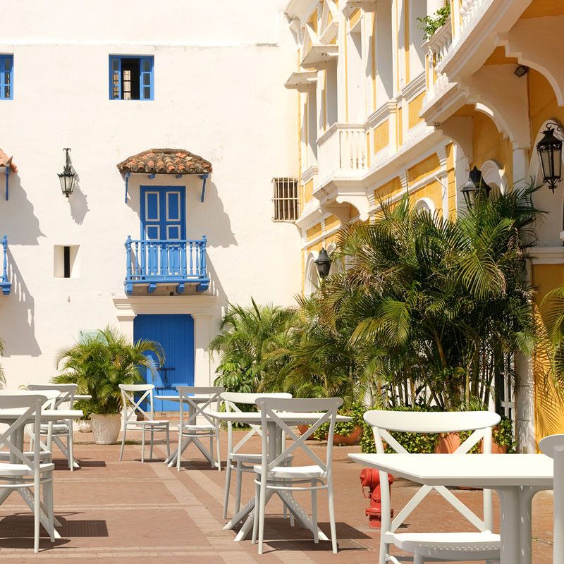 Cross - En stapelbar stol med kryssad rygg