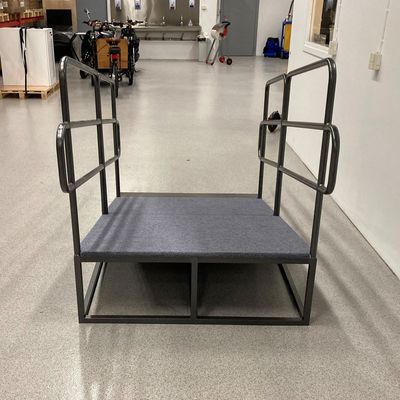 Ramp till scen med skyddsräcke