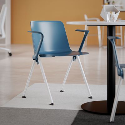 Vittoria med armstöd - Stapelbar stol i snygg design