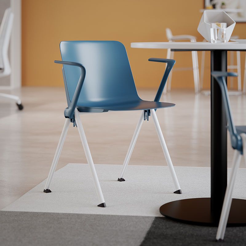 Vittoria med armstöd - Stapelbar stol i snygg design