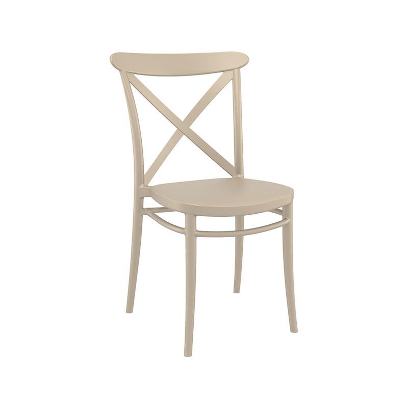 Cross - En stapelbar stol med kryssad rygg